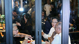 이재용-정의선 회장과 '치맥' 즐긴 젠슨 황 엔비디아 CEO