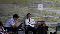 '복도에선 쪽잠, 국감장엔 고성만'