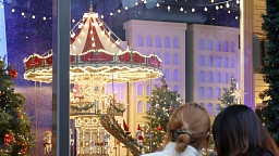 연말 분위기 명동거리, 화려한 크리스마스 장식