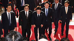 '피켓시위' 국민의힘, 인사하는 이재명 대통령