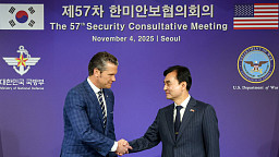 제57차 한미안보협의회의(SCM), 서로 손 잡은 안규백-피트 헤그세스 국방부 장관