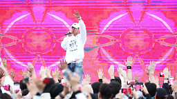 ‘스타와 함께하는 기부런’ 축하공연하는 션