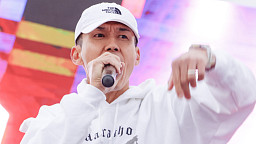 '제1회 스타와 함께 기부런' 축하공연하는 션