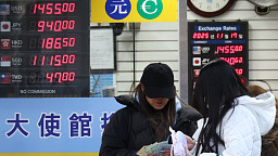 환율 고공행진, 환전하는 관광객들