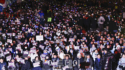 '비상계엄 1년' 국회 앞 메운 시민들