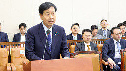 기재위, 여야 간사와 인사하는 구윤철 부총리