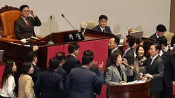 우원식 의장, 나경원 의원 필리버스터 '중단'…항의하는 국민의힘