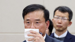 땀 닦는 김종철 방미통위 위원장 후보자