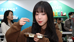 에그테크코리아 2025, 조인 부스 둘러보는 쯔양