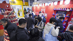 에그테크코리아 2일차, 부스 살펴보는 참관객들