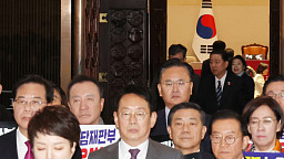 국민의힘 규탄대회 속 본회의장 지나는 김병기