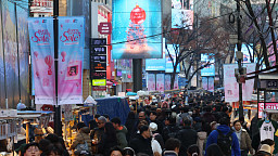 크리스마스 이브, 붐비는 명동거리