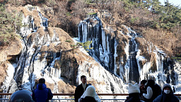 세초 한파에 얼어붙은 홍제천 인공폭포