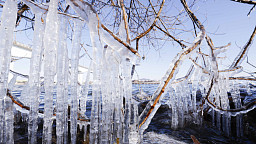 영하 10도 '맹추위'에 꽁꽁 언 한강 고드름