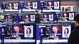 '특검, 윤석열 사형 구형' 뉴스 시청하는 시민