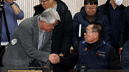 2차 교섭 개시한 서울시내버스 노사 '악수는 했는데'