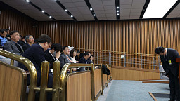 김이배 제주항공 대표, 여객기 참사 유족에 고개 숙여 사과