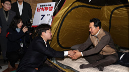 장동혁 손 꼭 잡은 이준석 개혁신당 대표