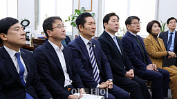 이재명 대통령 기자회견 지켜보는 민주당 지도부