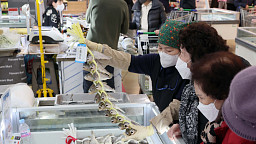 '새해 소비자물가 상승률 2.0% 안정세, 설 성수품 가격은 고공행진'