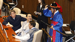 설 연휴 앞둔 본회의장, 한복 차림 의원들