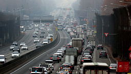 '설 연휴 귀성차량으로 막히는 고속도로'