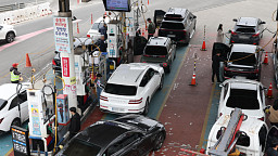 '기름값 더 오르기 전에'…주유소 향하는 '차량 행렬'