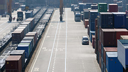 '치솟는 기름값, 화물-운송업계 시름'