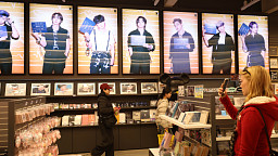 BTS 컴백 효과? 명동 케이팝 굿즈샵 관광객 '북적'