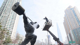 '봄맞이 목욕하는 올림픽로 역도 고릴라'