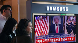 도널드 트럼프 미국 대통령 대국민 연설 시청하는 시민들