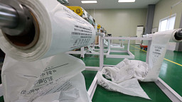 종량제봉투 원료 공급난에 재생원료 봉투 시험 생산