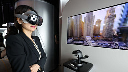 구글 포 코리아 2026, 데모존 체험하는 참가자들