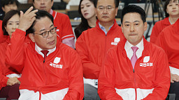 출구조사 방송 지켜보는 국민의힘 지도부 표정