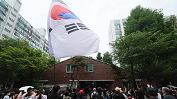 잠실7동 제2투표소 투표함 반출 막아선 시위대