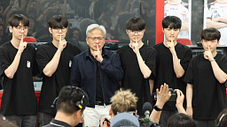 엔비디아 젠슨 황, T1 베이스캠프 방문…페이커 포즈 '인증샷'