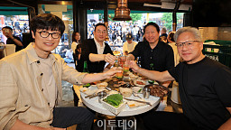 술잔 부딪히는 젠슨 황-최태원-구광모-이해진