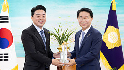 이재명 대통령 축하난 전달하는 강훈식 비서실장