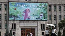 '느닷없는 소낙비 한 번쯤 맞아도 좋아. 여름이잖아!'
