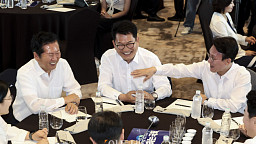 더불어민주당 워크숍, 차기 당권 주자 한 자리에