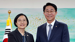 국회 찾은 한성숙 총리, 조정식 의장 예방