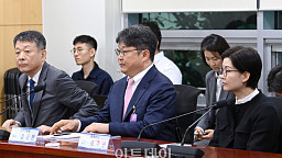 홈플러스 회생 간담회, MBK·메리츠 대표 국회서 한자리에
