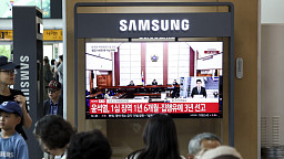 윤 전 대통령 허위사실 유포 1심 선고 지켜보는 시민들
