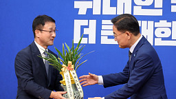민주당 축하난 받는 신장식 조국혁신당 대표