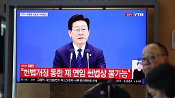 이재명 대통령 기자회견 시청하는 시민들