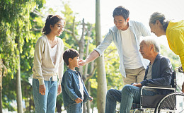 日 근로자 6명 중 1명 돌봄 부담… 50~70대 ‘겸업’ 시달려