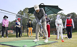 “파크골프, 외로움 달래고 건강 지키는 최고의 운동”