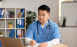 돌봄 인력 부족한 일본 요양기관 “24시간 면접 봅니다”