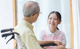 “경력 없어도, 청바지도 OK” 인력난에 바뀌는 日 돌봄