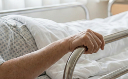 “치매 노인 묶지 말아야” 요양시설 ‘구속’ 지적 연구 나와